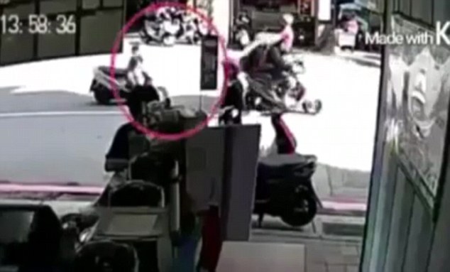 The moment a toddler left alone on a scooter starts the engine and takes off down a busy street - with terrified dad in hot pursuit - Ảnh 1.