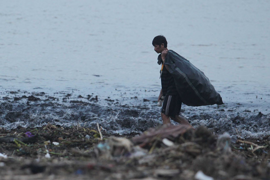 Sau lũ, rác thải ngập bờ biển Quảng Bình - Ảnh 2.