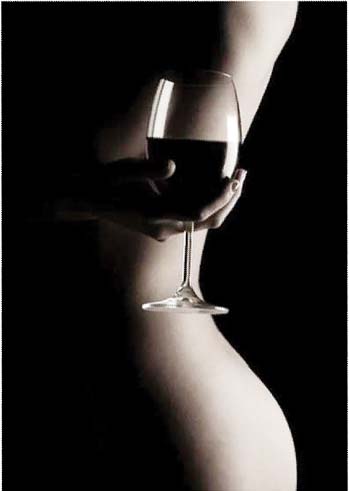 Rượu: Cuốn hút với vị ngọt dịu của rượu vang cùng tinh túy thanh mát của rượu truyền thống. Hãy chiêm ngưỡng hình ảnh và tận hưởng những khoảnh khắc mê hoặc bên cốc rượu tuyệt vời này.