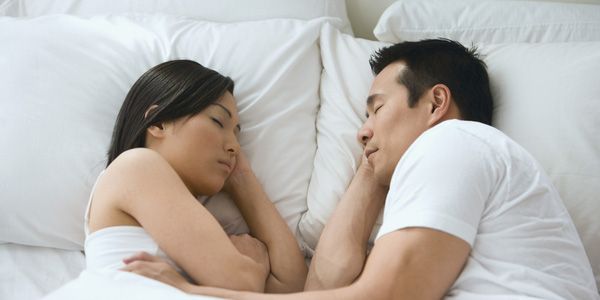 Chỉ nhìn vào vị trí nằm trên giường đủ biết trong 2 vợ chồng ai là người yêu nhiều hơn và có nhiều nguy cơ bệnh tật? - Ảnh 1.