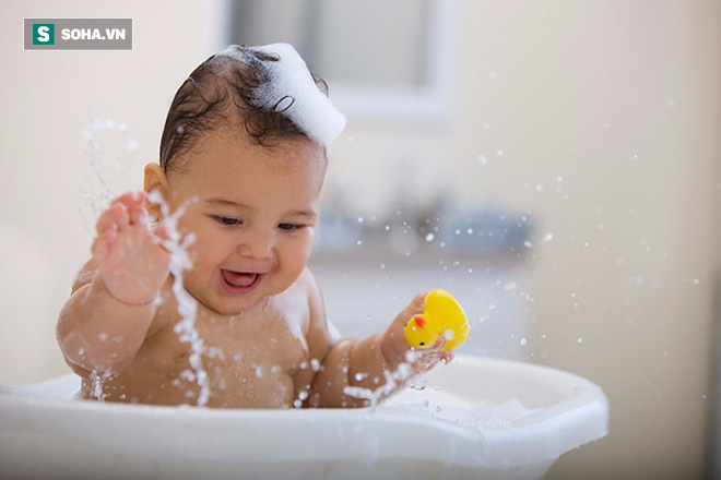 5 thời điểm không nên tắm cho trẻ, cha mẹ cần tuyệt đối tuân thủ - Ảnh 1.