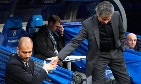 Mourinho và Guardiola bất ngờ ôm nhau, trêu đùa như những người bạn - Ảnh 3.