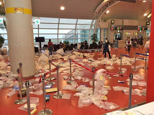 Du khách Trung Quốc đổ bộ và biến sân bay Jeju thành... bãi rác chỉ chưa đầy một nốt nhạc - Ảnh 1.