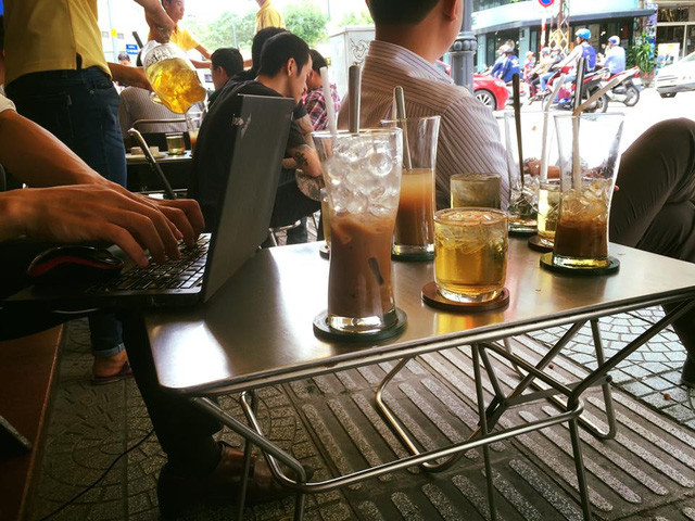 Hiện tượng cà phê Vy: Cafe vỉa hè nhưng giá đắt ngang Phúc Long & Highlands, khách vẫn đông nườm nượp - Ảnh 2.