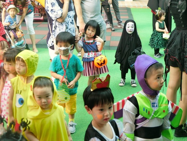 Cô nhóc hoá trang thành Vô Diện trong Halloween giờ đã nổi tiếng khắp cả Thế giới rồi! - Ảnh 2.