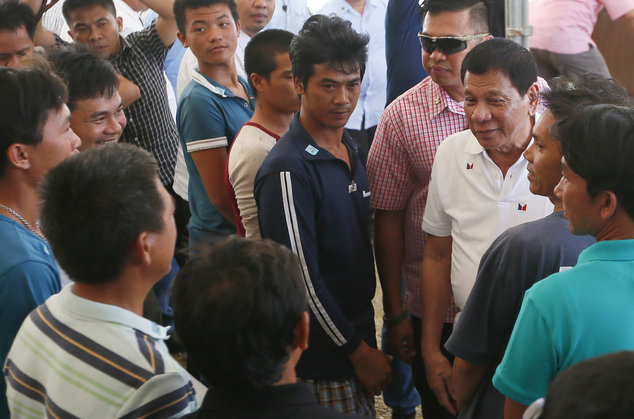 Tổng thống Duterte tiễn ngư dân Việt Nam bị bắt về nước  - Ảnh 1.