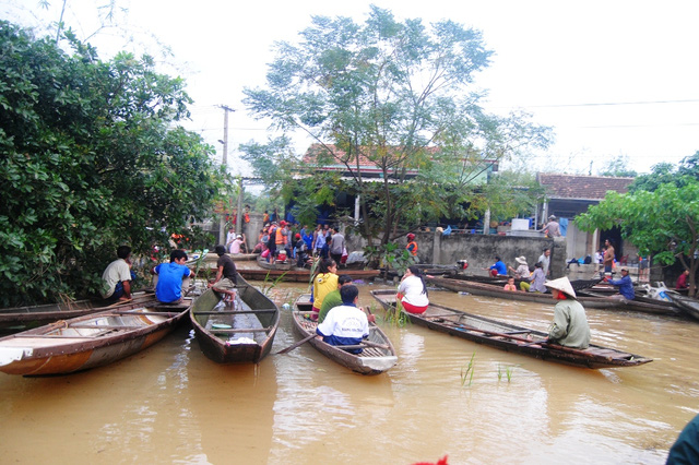 Học sinh thả bánh sinh nhật xuống dòng nước lũ để tìm bạn mất tích - Ảnh 1.