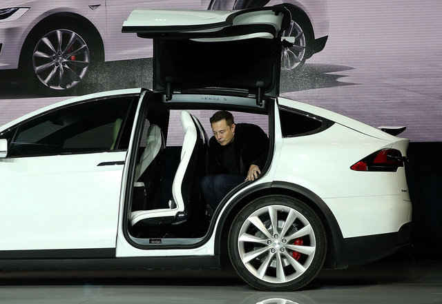Dù được quảng cáo là “an toàn” nhưng thực tế thì cửa cánh chim của Tesla Model X có thể làm bạn gãy chân - Ảnh 2.