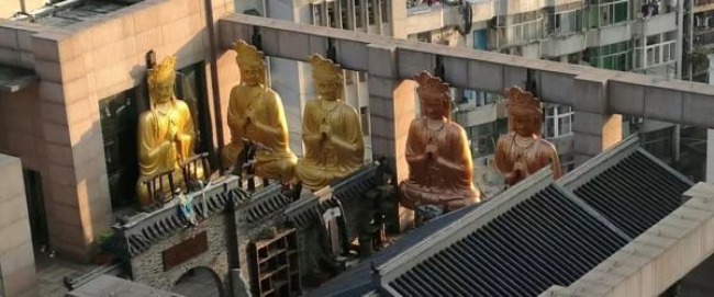 Dựng tượng Phật khổng lồ màu vàng ròng trên mái nhà cao tầng, người dân vội vàng dỡ bỏ sau đó không lâu - Ảnh 1.