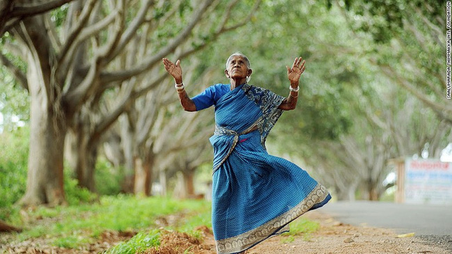 Bà mẹ của thiên nhiên: Không có khả năng sinh con, người phụ nữ 103 tuổi đã trồng hơn 300 cây xanh - Ảnh 1.