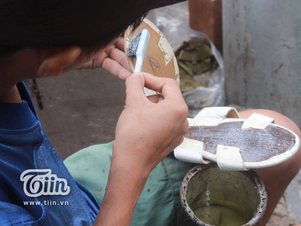 Cận cảnh quán sửa giày miễn phí của cậu bé nghèo giữa Sài Gòn - Ảnh 1.