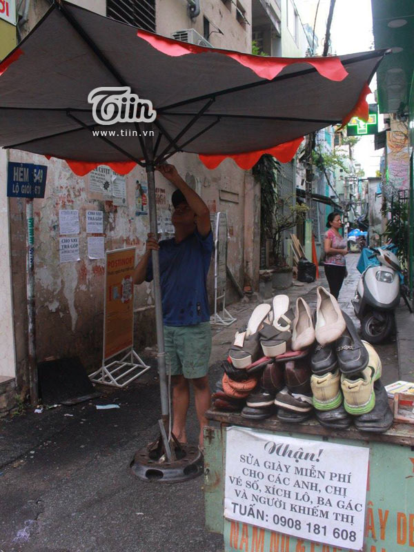 Cận cảnh quán sửa giày miễn phí của cậu bé nghèo giữa Sài Gòn - Ảnh 2.
