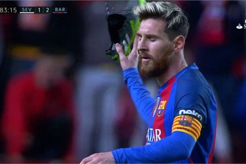 Messi nhận thẻ vàng chỉ vì chiếc giày rách - Ảnh 1.