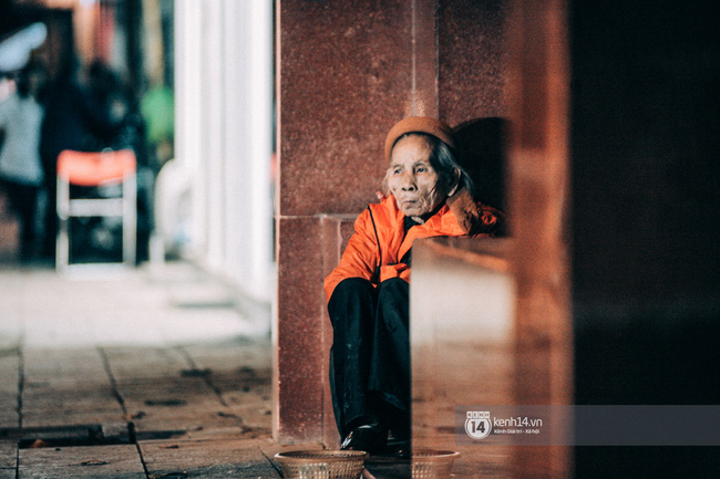 Đêm lạnh sâu đầu tiên ở Hà Nội - Thương lắm những giấc ngủ dài rét buốt của người vô gia cư - Ảnh 1.