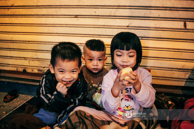 Đêm lạnh sâu đầu tiên ở Hà Nội - Thương lắm những giấc ngủ dài rét buốt của người vô gia cư - Ảnh 2.