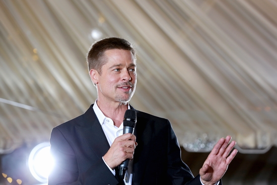 Brad Pitt vui vẻ bên người tình tin đồn sau biến cố gia đình với Angelina Jolie - Ảnh 2.