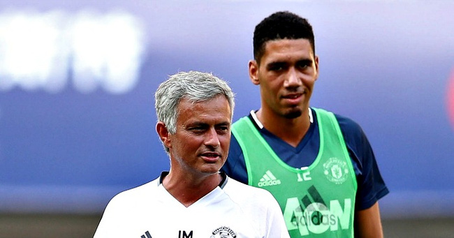 Mourinho chắc hẳn sẽ phải xấu hổ khi biết tình trạng chấn thương của kẻ hèn nhát Smalling - Ảnh 2.