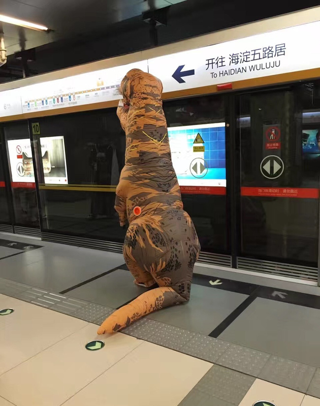 Hoá trang thành khủng long rồi đi tàu điện ngầm: Mình thích thì mình làm thôi! - Ảnh 1.