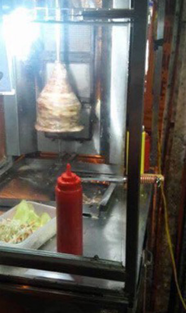  Rùng mình thịt nướng Doner Kebap đặt dưới nền nhà vệ sinh  - Ảnh 2.