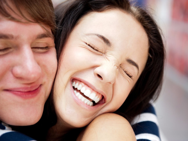 Các cặp đôi hạnh phúc thường ít chia sẻ trên mạng xã hội - Ảnh 1.