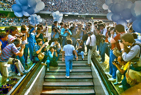 Diego Maradona: Ma túy, mafia, Chúa trời và niềm kiêu hãnh của Napoli - Ảnh 1.