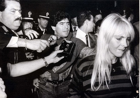 Diego Maradona: Ma túy, mafia, Chúa trời và niềm kiêu hãnh của Napoli - Ảnh 6.