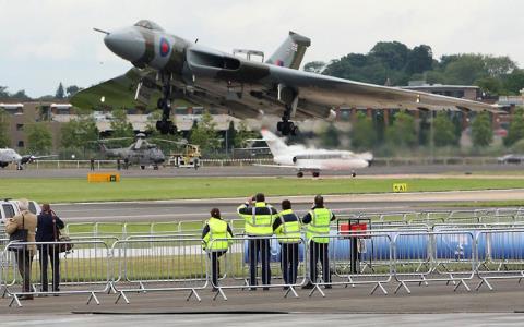 Tranh chấp đảo: Argentina thất kinh trước đòn đánh Avro Vulcan - Ảnh 1.