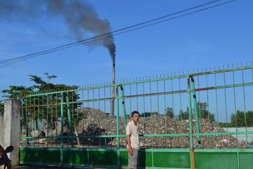 Người dân chặn xe chở rác không cho vào nhà máy xử lý - Ảnh 1.