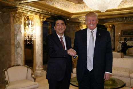 Gặp Trump, ông Abe nhận định Trump là lãnh đạo đáng tin - Ảnh 1.