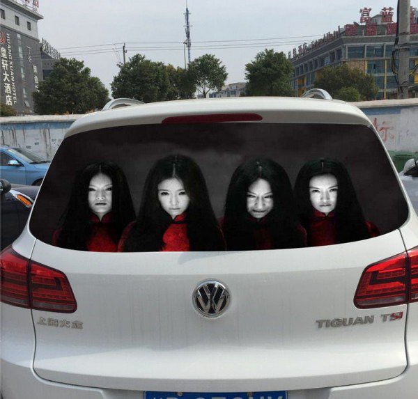 Sự thật phía sau những hình ảnh ma nữ kinh dị xuất hiện sau xe ô tô - Ảnh 1.