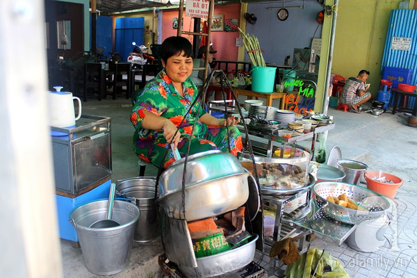 80 năm thăng trầm, gánh cháo lòng dồi chiên trứ danh đường Cô Giang vẫn hút hồn người Sài Gòn - Ảnh 1.