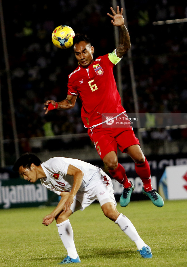 Myanmar đánh nguội, kẹp cổ, chơi xấu đội tuyển Việt Nam như thế này đây - Ảnh 1.