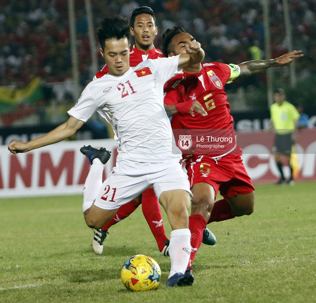 Myanmar đánh nguội, kẹp cổ, chơi xấu đội tuyển Việt Nam như thế này đây - Ảnh 2.