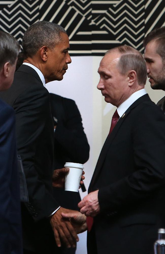 Cái bắt tay lạnh chưa từng thấy của hai ông Obama và Putin - Ảnh 1.