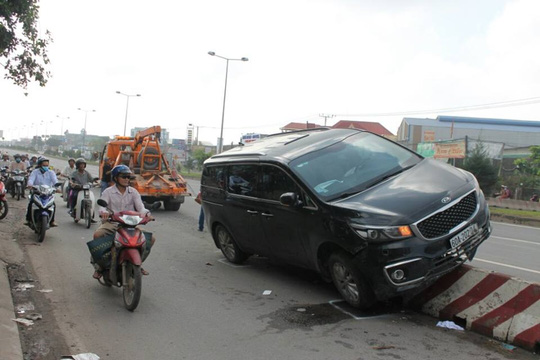 Xế hộp ôm dải phân cách, người đi đường khiếp vía - Ảnh 1.