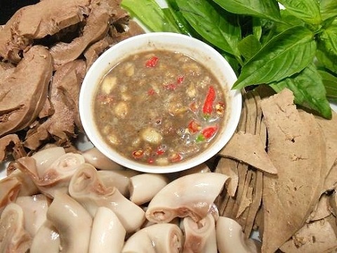 Những người hay ăn lòng lợn tiết canh nên đọc bài này - Ảnh 1.