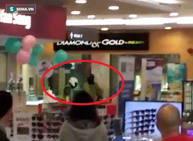 Dân tình ngây người chứng kiến toán cướp ập vào tấn công cửa hàng vàng trong siêu thị - Ảnh 2.