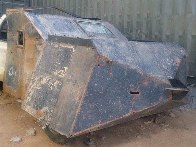 IS dùng xe đánh bom cảm tử theo phong cách “Mad Max” - Ảnh 1.