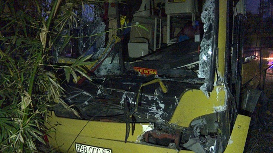 Tai nạn liên hoàn, nhiều xe máy bị cuốn vào gầm ôtô khách - Ảnh 1.