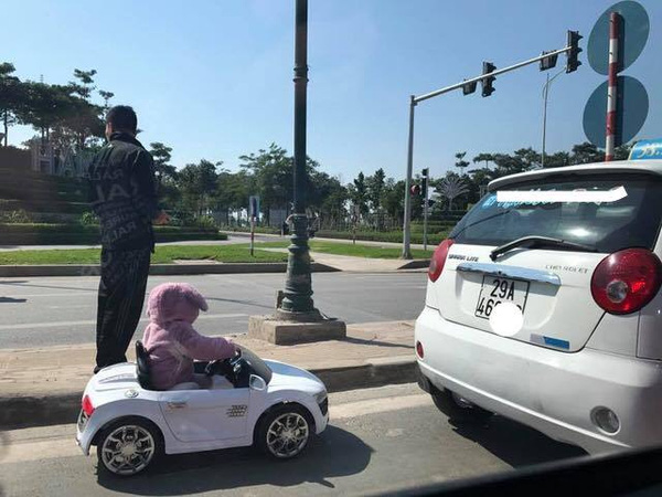 Hà Nội: Ông bố liều lĩnh nhất năm, ngang nhiên cho con “lái xe ô tô điều khiển từ xa giữa đường - Ảnh 1.