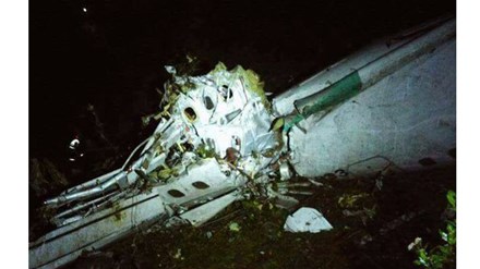 Tiết lộ bất ngờ vụ máy bay chở đội bóng Brazil rơi, 76 người thiệt mạng - Ảnh 1.