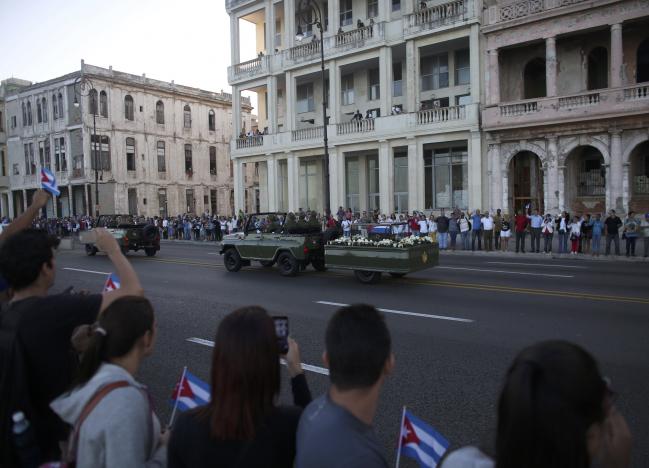 [ẢNH] Tro cốt Fidel Castro bắt đầu hành trình 900km trở về cái nôi của cách mạng Cuba - Ảnh 7.