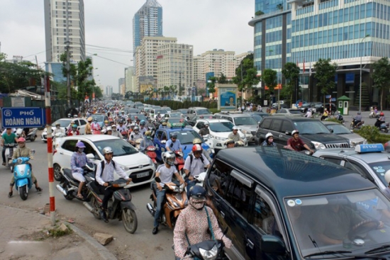 1 km cõng 40 tòa chung cư cao tầng, đường Lê Văn Lương đang ngộp thở (Kỳ 1) - Ảnh 2.