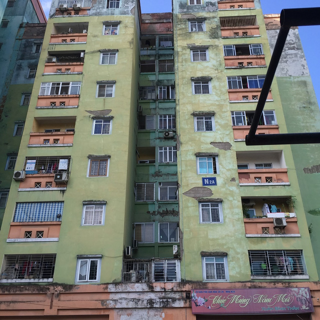 1km cõng 40 tòa nhà cao tầng: Dân nhà giàu rủ nhau bỏ khu chung cư cũ Trung Hòa Nhân Chính - Ảnh 1.
