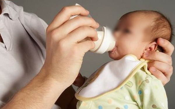 Pha sữa với nước, mẹ hối hận không kịp khi tự gây ra cái chết thương tâm cho con mới 10 ngày tuổi - Ảnh 1.