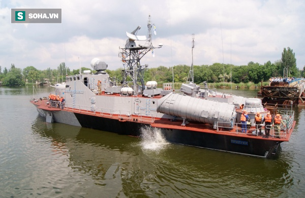 Ukraine khoe tàu pháo mới nhưng dân tình lại sôi nổi nói về... tàu sân bay Nga - Ảnh 1.