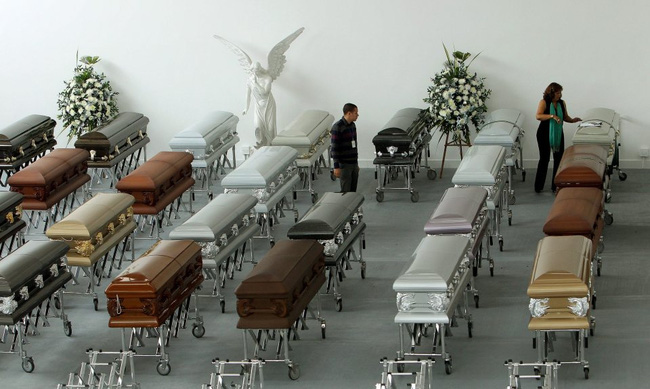Hình ảnh đầy đau xót trong nhà tang lễ nơi đặt thi hài 19 cầu thủ Chapecoense xấu số - Ảnh 1.