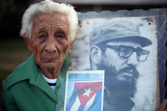 Người dân Cuba rưng rưng trên đường tiễn biệt Lãnh tụ Fidel Castro - Ảnh 4.