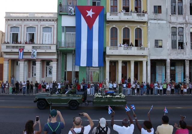 Người dân Cuba rưng rưng trên đường tiễn biệt Lãnh tụ Fidel Castro - Ảnh 5.