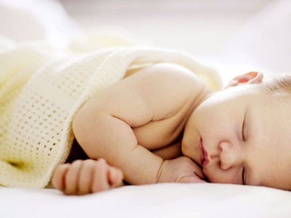 Sai lầm ‘chết người’ về tư thế ngủ của trẻ sơ sinh mà nhiều bà mẹ Việt hay mắc phải - Ảnh 1.